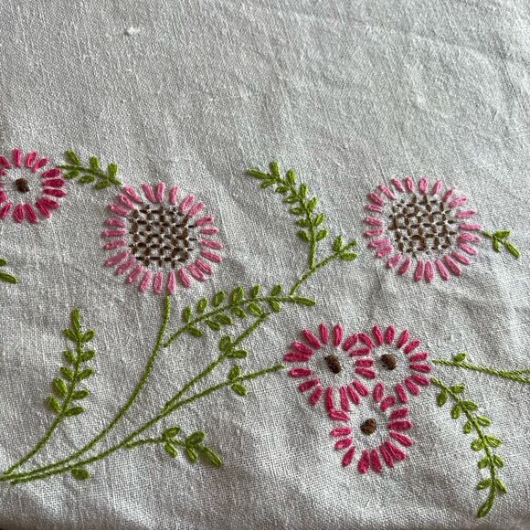 Vintage Hand Embroidered Linen Tablecloth Pink Floral Oval Cottagecore Farmhouse - Picture 7 of 9